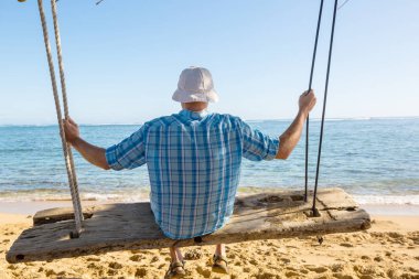 adam Hawaii plajda sallanan