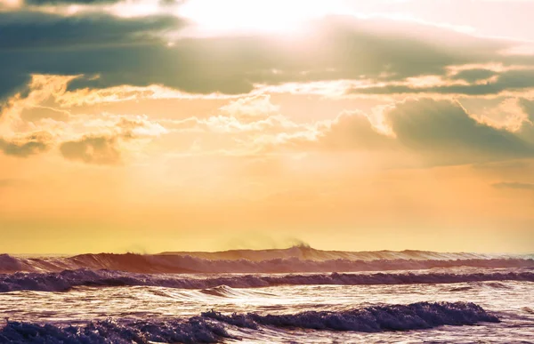 海の海岸での景色のカラフルな夕日 壁紙や背景画像のために良い — ストック写真