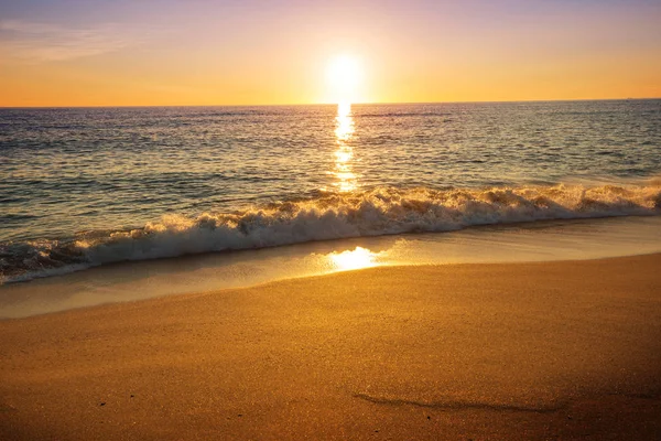 Scenografico Tramonto Colorato Sulla Costa Del Mare Buono Carta Parati — Foto Stock