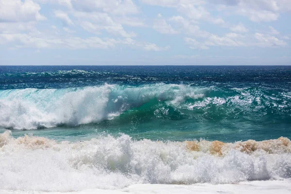 Blaue Welle Strand Hintergrund Und Sonnenlicht Verschwimmen Friedlicher Natürlicher Hintergrund — Stockfoto