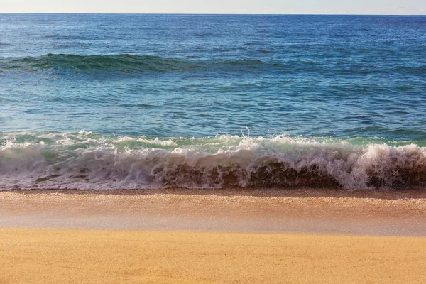해변에 웨이브 배경과 햇빛의 점들이 있습니다 자연의 — 스톡 사진