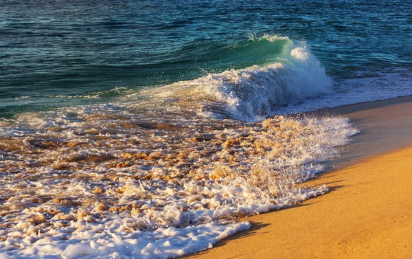 Blå Våg Stranden Suddig Bakgrund Och Solljus Fläckar Lugn Naturlig — Stockfoto