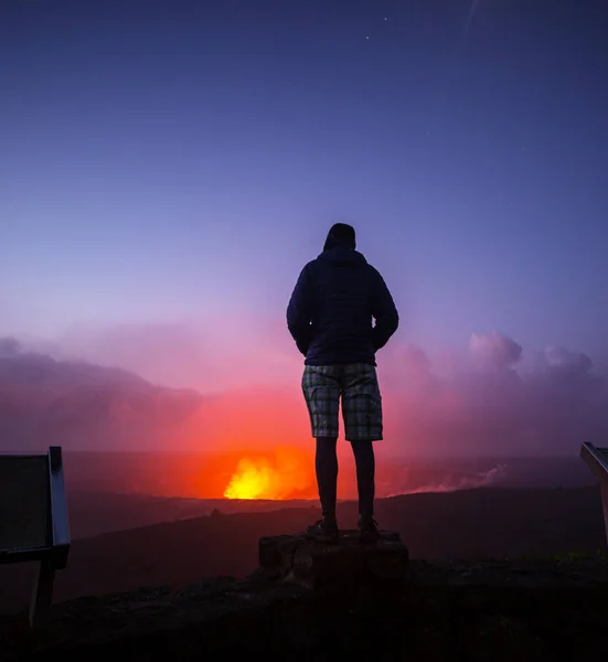 Homme Sur Kilauea Volcan Actif Sur Big Island Hawaï — Photo