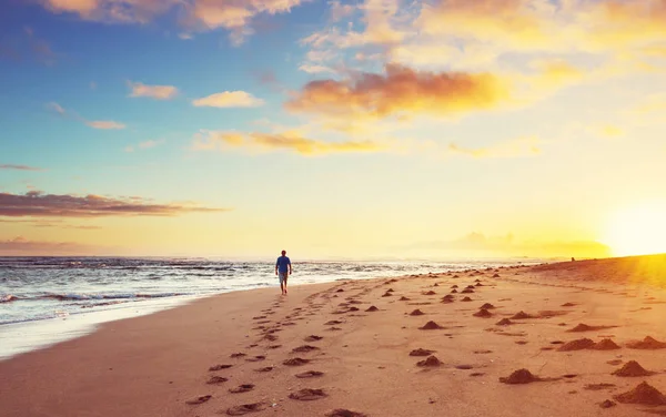 Mann Einem Erstaunlichen Hawaiianischen Strand — Stockfoto