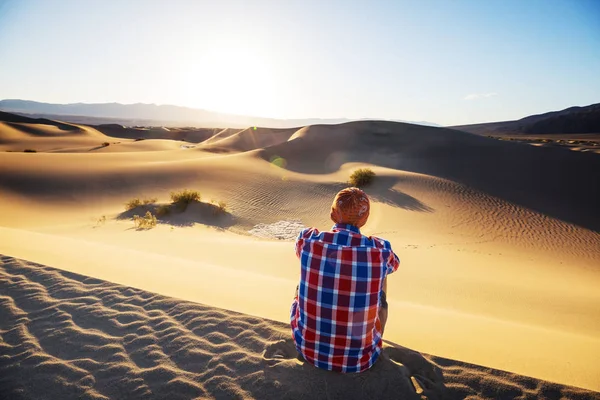 Homme Dans Désert Sable — Photo