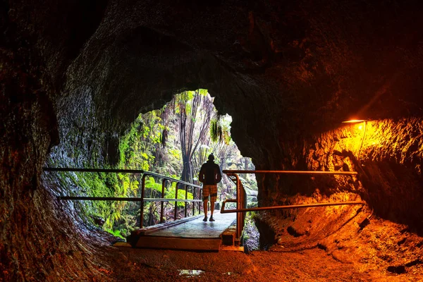 Muž Lávový Tunel Velký Ostrov Havaj Usa — Stock fotografie