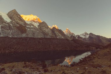 Cordillera Huayhuash, Peru, Güney Amerika 'daki güzel dağ manzaraları