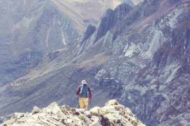 Cordillera dağlarında yürüyüş sahnesi, Peru