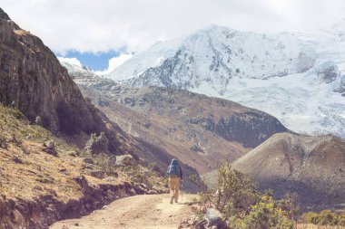 Cordillera dağlarında yürüyüş sahnesi, Peru