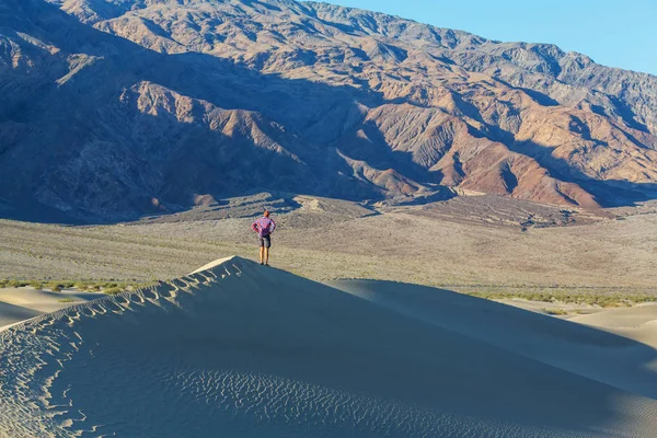 Homme Sur Les Dunes Sable Dans Parc National Death Valley — Photo