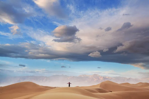 Homme Sur Les Dunes Sable Dans Parc National Death Valley — Photo