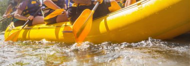 Rafting takımı, yaz ekstrem su sporları.