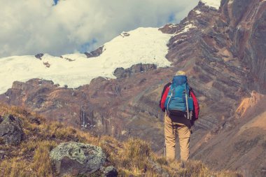 Cordillera dağlarında yürüyüş sahnesi, Peru