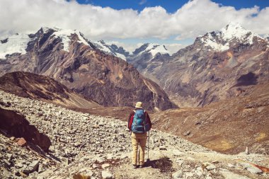 Cordillera dağlarında yürüyüş sahnesi, Peru