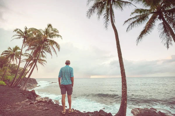 Homme Sur Une Plage Hawaïenne Incroyable — Photo