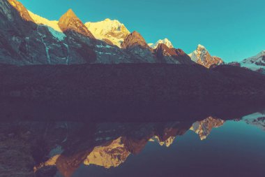 Cordillera Huayhuash, Peru, Güney Amerika 'daki güzel dağ manzaraları
