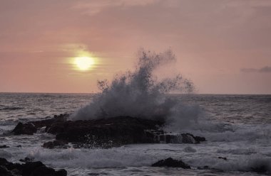 Deniz kıyısında manzara renkli gün batımı. Duvar kağıdı veya arkaplan resmi için iyi.