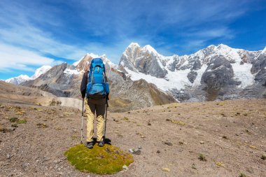 Cordillera dağlarında yürüyüş sahnesi, Peru