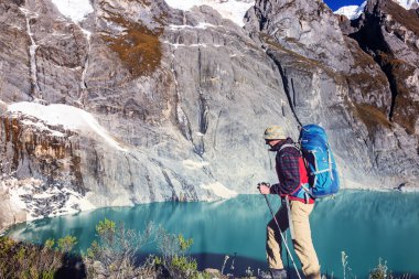 Cordillera dağlarında yürüyüş sahnesi, Peru