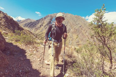 Cordillera dağlarında yürüyüş sahnesi, Peru