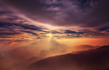 Haleakala yanardağında güzel bir gün doğumu sahnesi, Maui adası, Hawaii