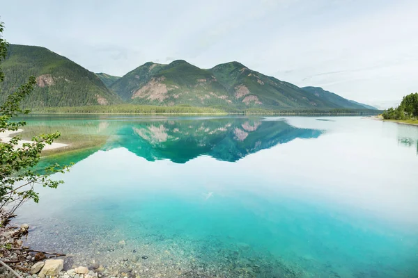 加拿大高山湖畔宁静的风景 岩石映照在平静的水面上 — 图库照片