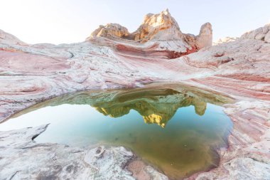 Vermilyon kayalıklarla Ulusal Anıt manzara gündoğumu