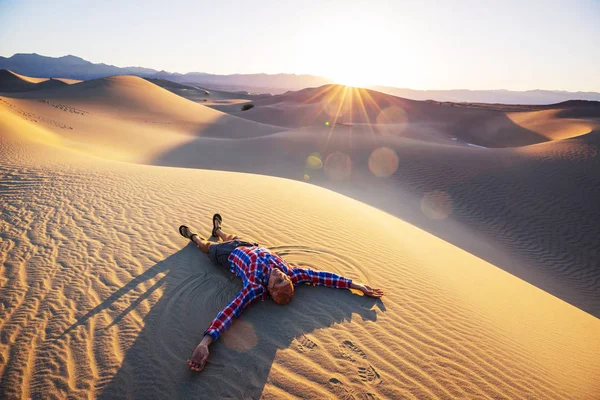 砂漠でハイカー 日の出時刻 — ストック写真