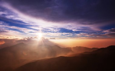 Haleakala yanardağında güzel bir gün doğumu sahnesi, Maui adası, Hawaii