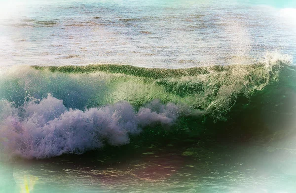 Kumsalda mavi dalga. Bulanık arkaplan ve güneş ışığı lekeleri. Huzurlu doğal arkaplan.