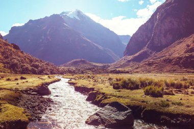 Cordillera Huayhuash, Peru, Güney Amerika 'daki güzel dağ manzaraları