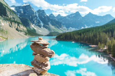 Moraine Gölü 'nün turkuaz suları. Kanada' nın Banff Ulusal Parkı 'nda karla kaplı tepeleri var.