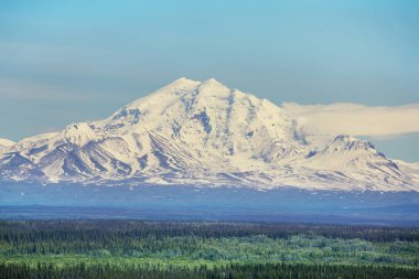 Yazın Alaska 'nın Picturesque Dağları. Karla kaplı kütleler, buzullar ve kayalık tepeler.