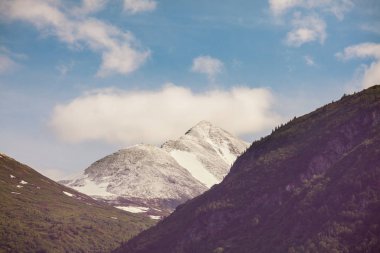 Yazın Alaska 'nın Picturesque Dağları. Karla kaplı kütleler, buzullar ve kayalık tepeler.