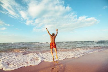 Çocuk kum plajındaki