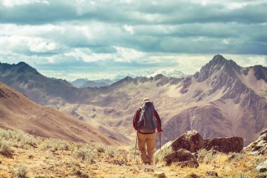 Cordillera dağlarında yürüyüş sahnesi, Peru