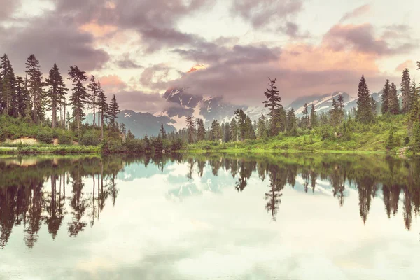 Escénico Lago Con Reflejo Del Monte Shuksan Washington — Foto de Stock