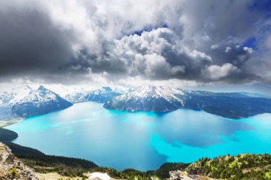 Whistler, BC, Kanada yakınlarındaki Garibaldi Gölü 'nün turkuaz sularına yürüyün. British Columbia 'da çok popüler bir yürüyüş merkezi..