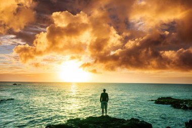 Hawaii plajda inanılmaz fantastik günbatımı