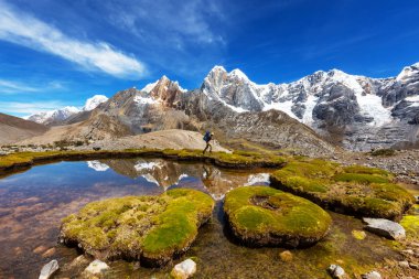 Cordillera dağlarında yürüyüş sahnesi, Peru