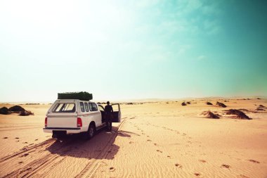 adam sefere Namib Çölü'nde