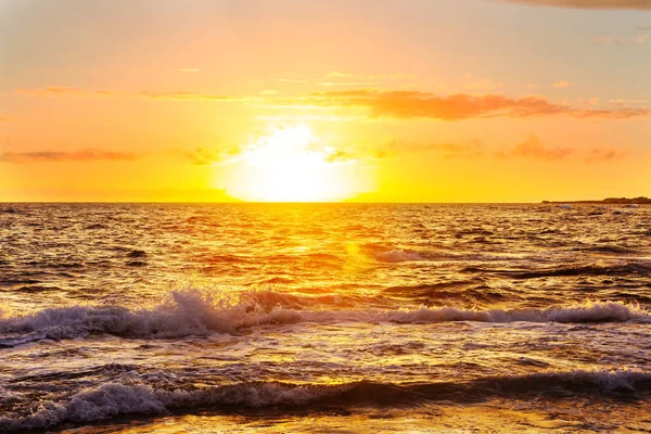 海の海岸での景色のカラフルな夕日 壁紙や背景画像のために良い — ストック写真