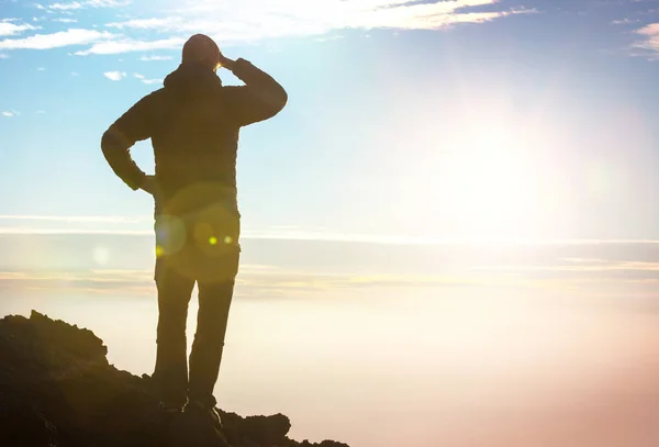 Uomo Guardando Bella Vista Sopra Nuvole Montagna — Foto Stock