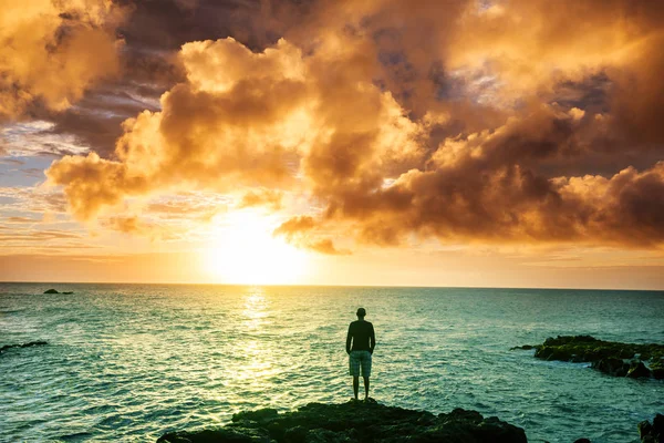 Erstaunlicher Hawaiianischer Strand Bei Fantastischem Sonnenuntergang — Stockfoto