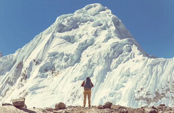 Cordillera dağlarında yürüyüş sahnesi, Peru