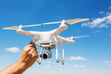Gökyüzü karşı uçan Quadcopter dron 