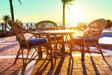 Tropikal tatil beldesinde rahatlama yeri aç