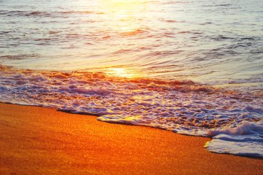 Deniz kıyısında manzara renkli gün batımı. Duvar kağıdı veya arkaplan resmi için iyi.