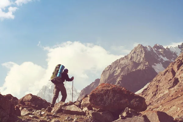 Backpacker Στα Ψηλά Βουνά — Φωτογραφία Αρχείου