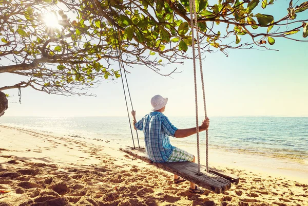 Человек Качелях Гавайском Пляже — стоковое фото